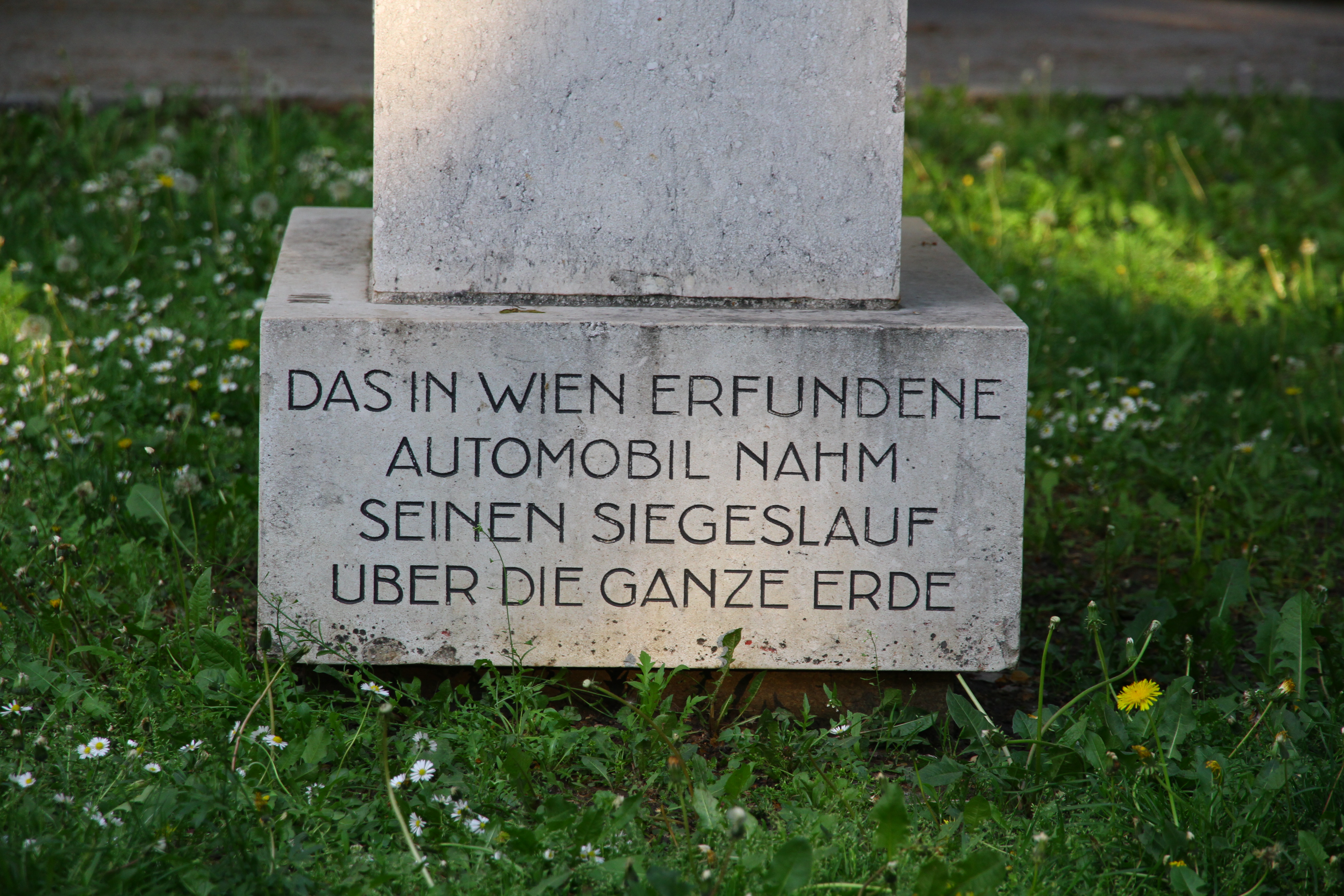 Siegfried Marcus-Denkmal Inschrift rechts.JPG