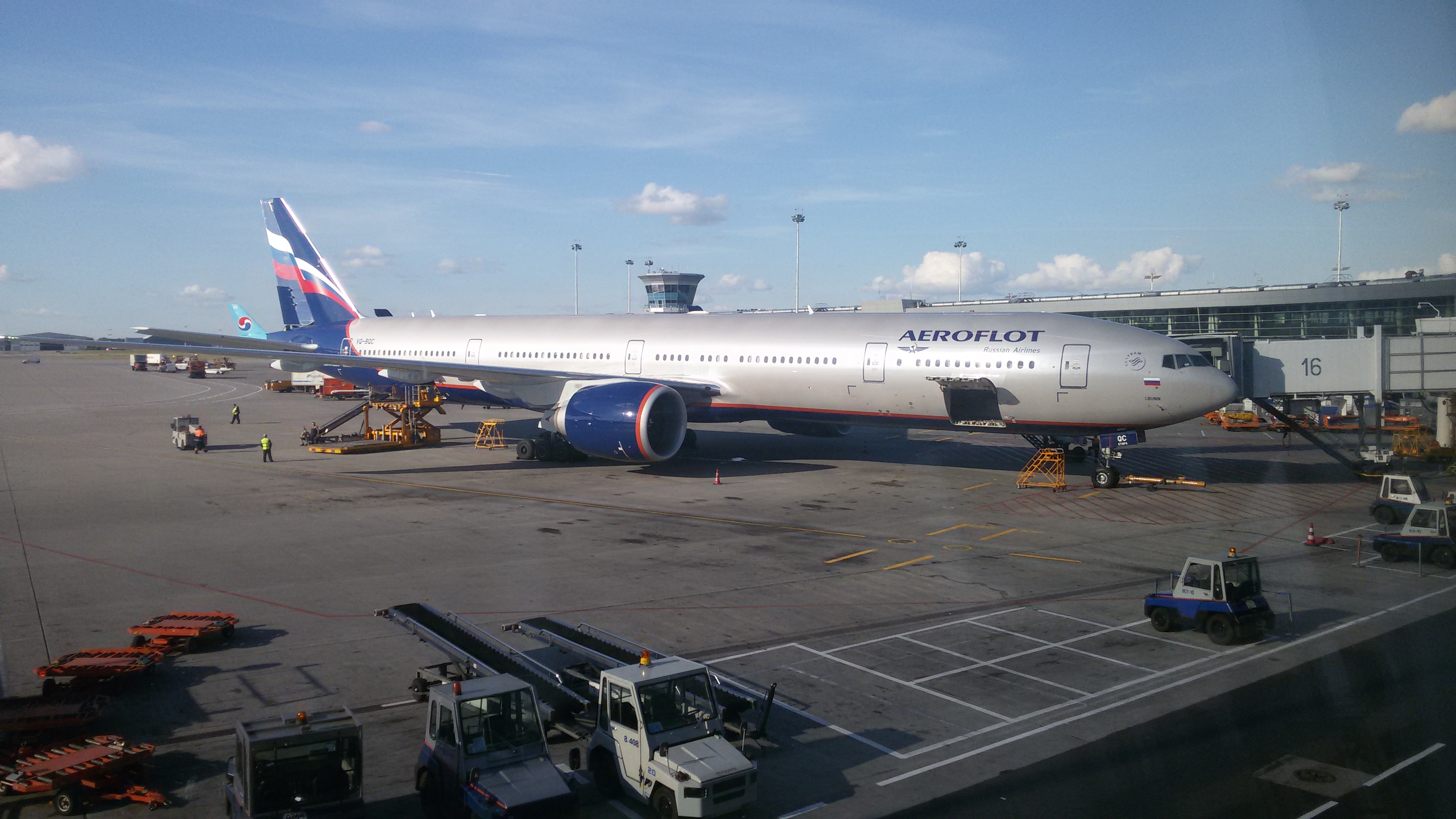 Авиарейс москва хабаровск. Боинг 777 Аэрофлот в Шереметьево. Boeing 777-300er Аэрофлот Шереметьево. Самолёт Боинг 777 Аэрофлот. Аэрофлот Боинг 777 Владивосток.