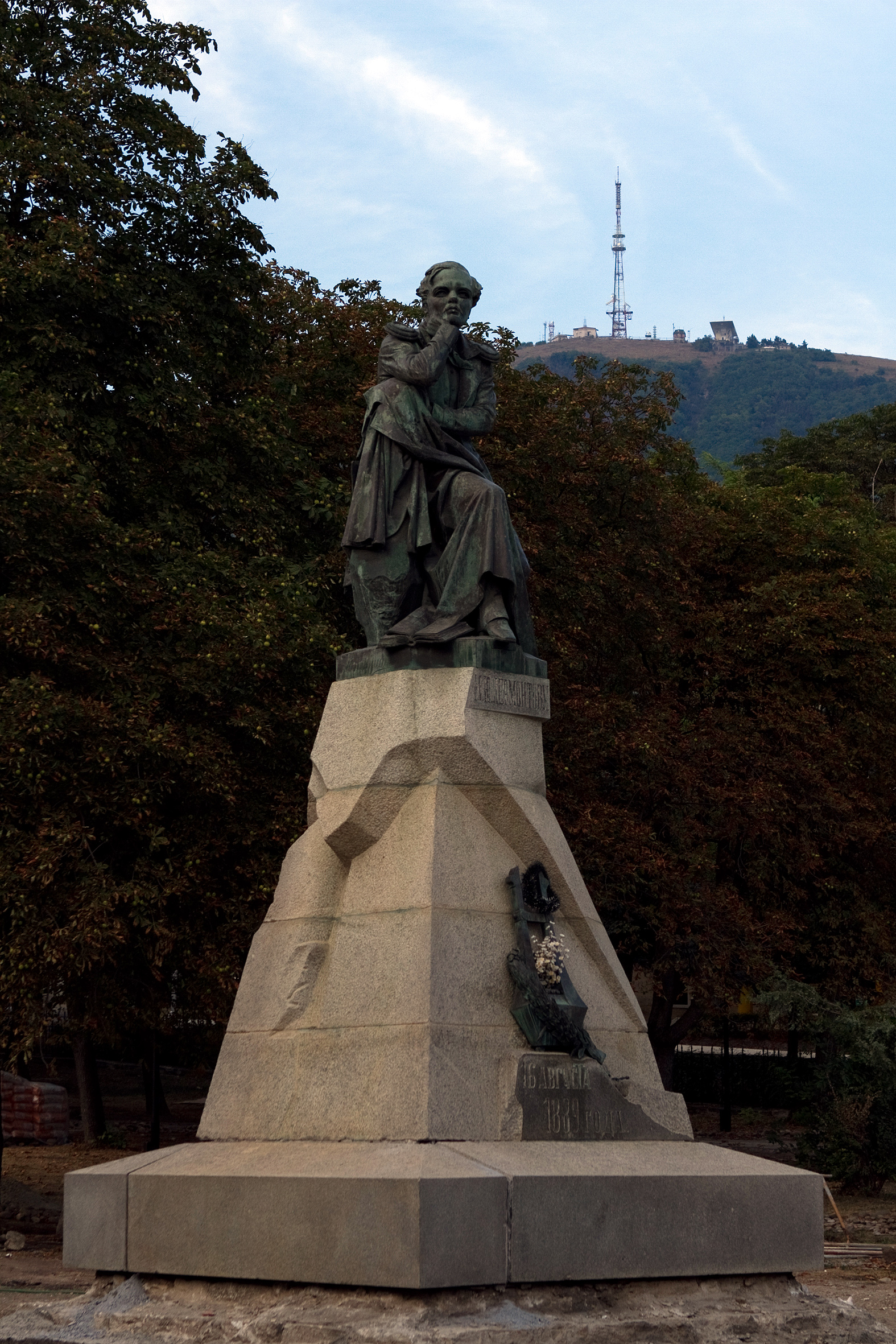 памятник лермонтову в кисловодске на горе