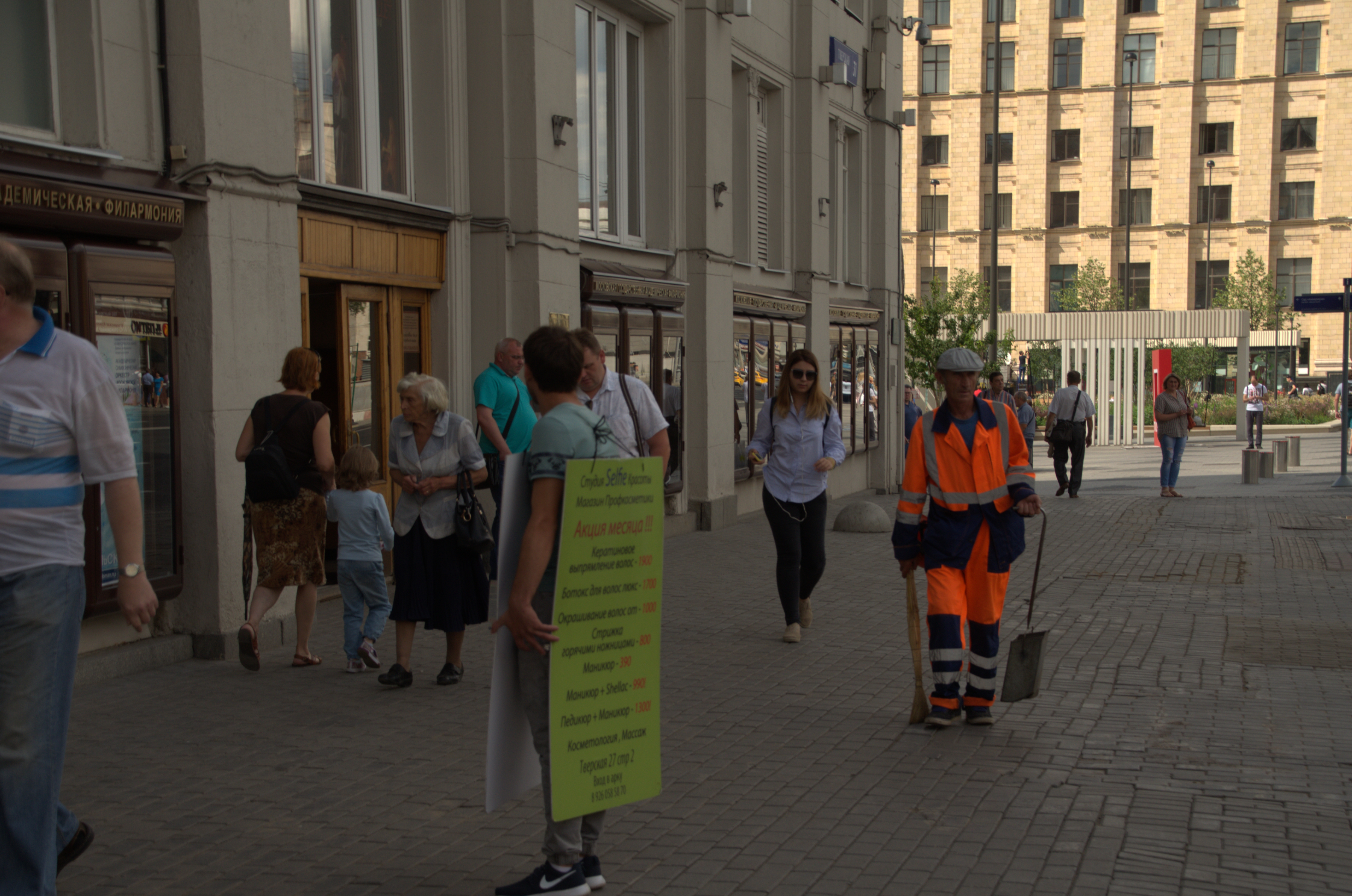 Москва 6 августа. Прохожие на улице. Туристы в Петербурге. Санкт-Петербург. Горожанин и турист.