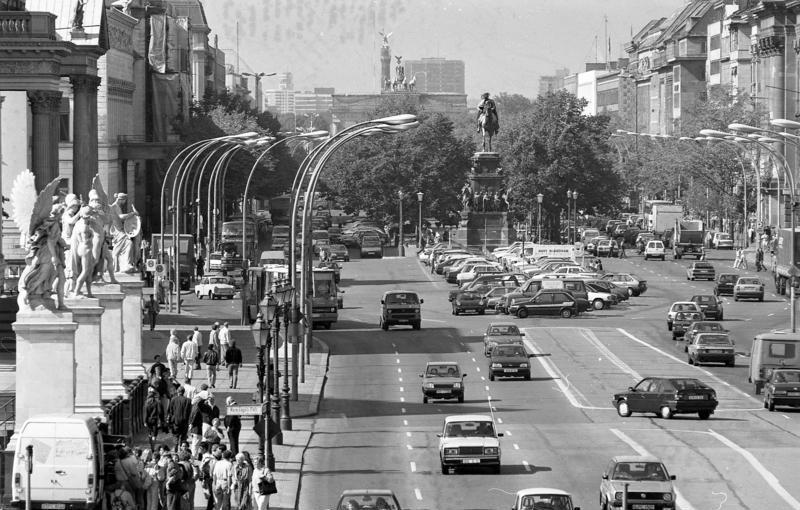 Bundesarchiv B 145 Bild-F089323-0010, Berlin, Unter den Linden