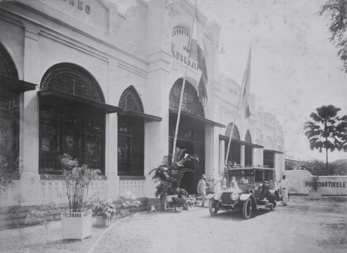 File:COLLECTIE TROPENMUSEUM Een man stapt in een auto die staat te wachten voor de fotostudio van de N.V. Photografisch Atelier Kurkdjian te Soerabaja TMnr 60033736.jpg