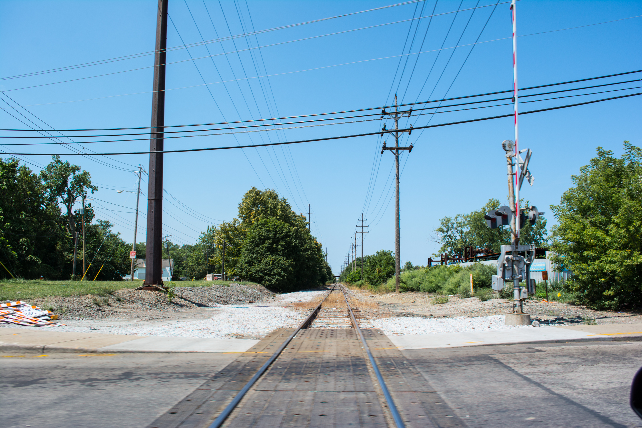 https://upload.wikimedia.org/wikipedia/commons/b/b8/Cleveland_and_Mahoning_Valley_Railroad_tracks_-_Harvard_Avenue.jpg