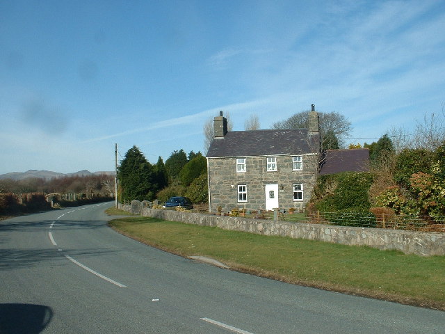 File:Cottage on B4411 - geograph.org.uk - 119768.jpg