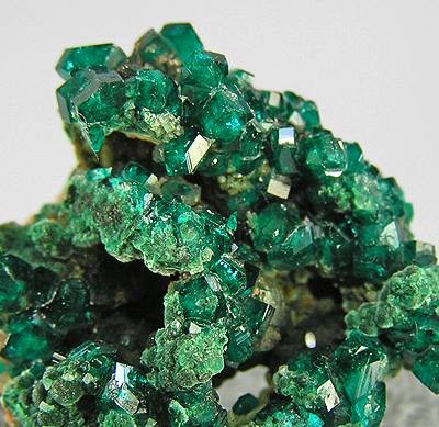 File:Dioptase-Mottramite-142336.jpg