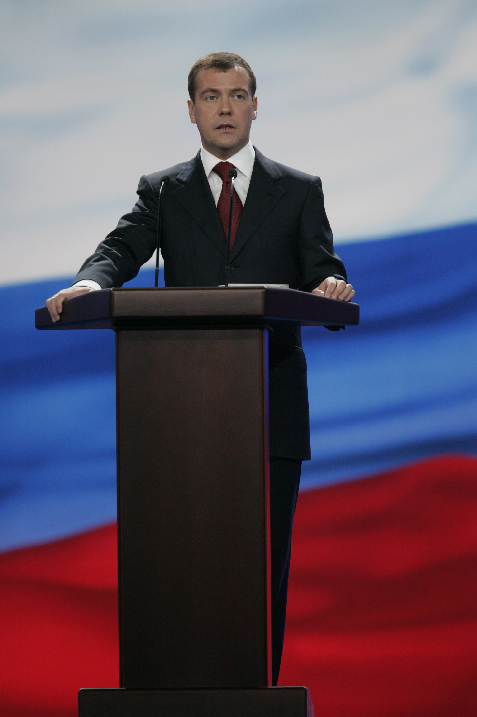 https://upload.wikimedia.org/wikipedia/commons/b/b8/Dmitry_Medvedev_official_large_photo_-2.jpg
