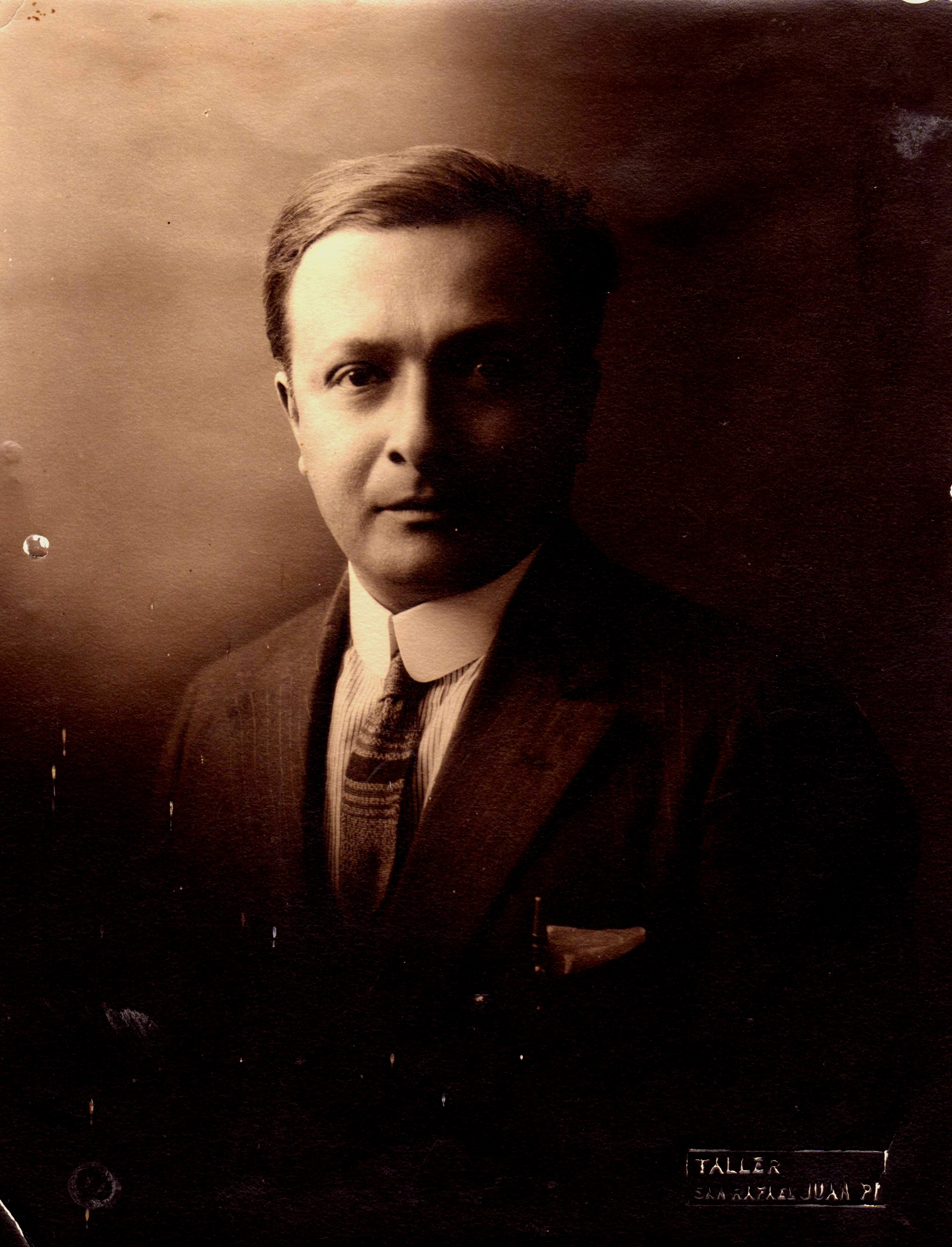 <small>Retrato fotográfico '''Fausto Burgos''' tomado hacía 1920 por Juan Pí, Archivo ''Casa de la Cultura Elena y Fausto Burgos'', San Rafael, Mendoza, Argentina.</small>