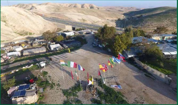File:Flags in Khan al-Ahmar.jpg