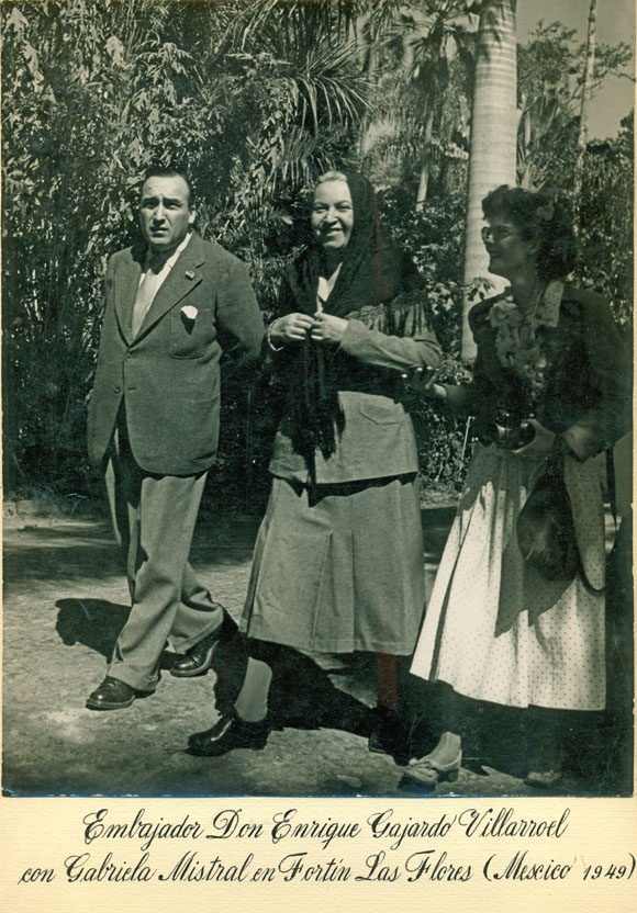 Gabriela Mistral junto a Doris Dana, en 1949, visitando al embajador chileno en México.