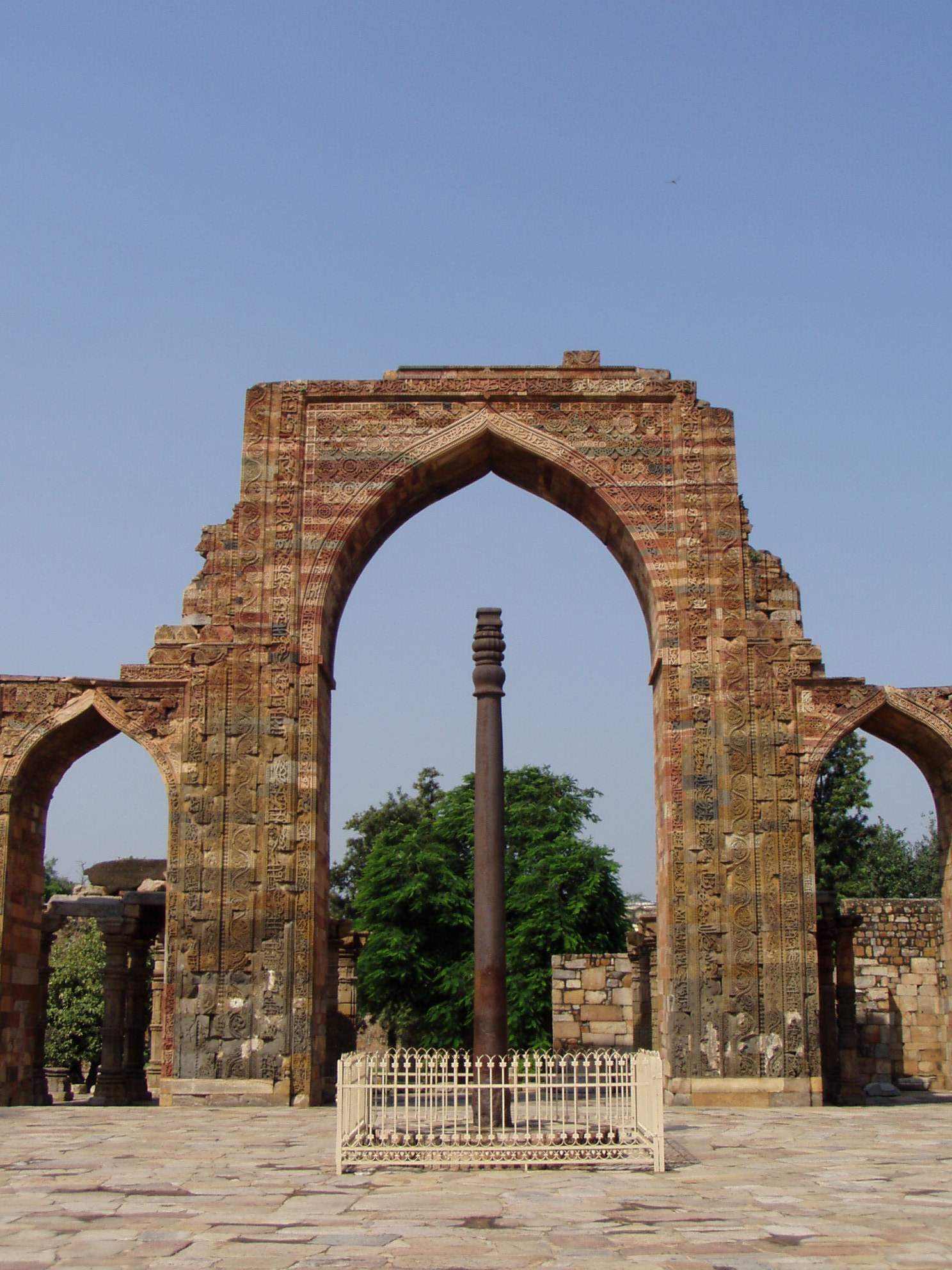 File:Iron pillar in the courtyard of Quwwat ul-Islam 