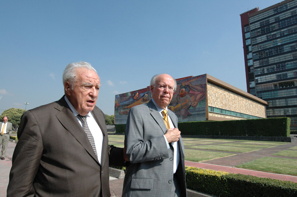Scherer walking with [[José Narro]], rector of UNAM, in 2011.