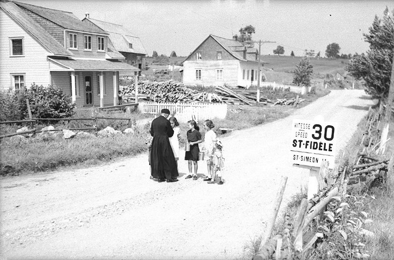 Балалармен сөйлесіп тұрған діни қызметкер, 1942 ж