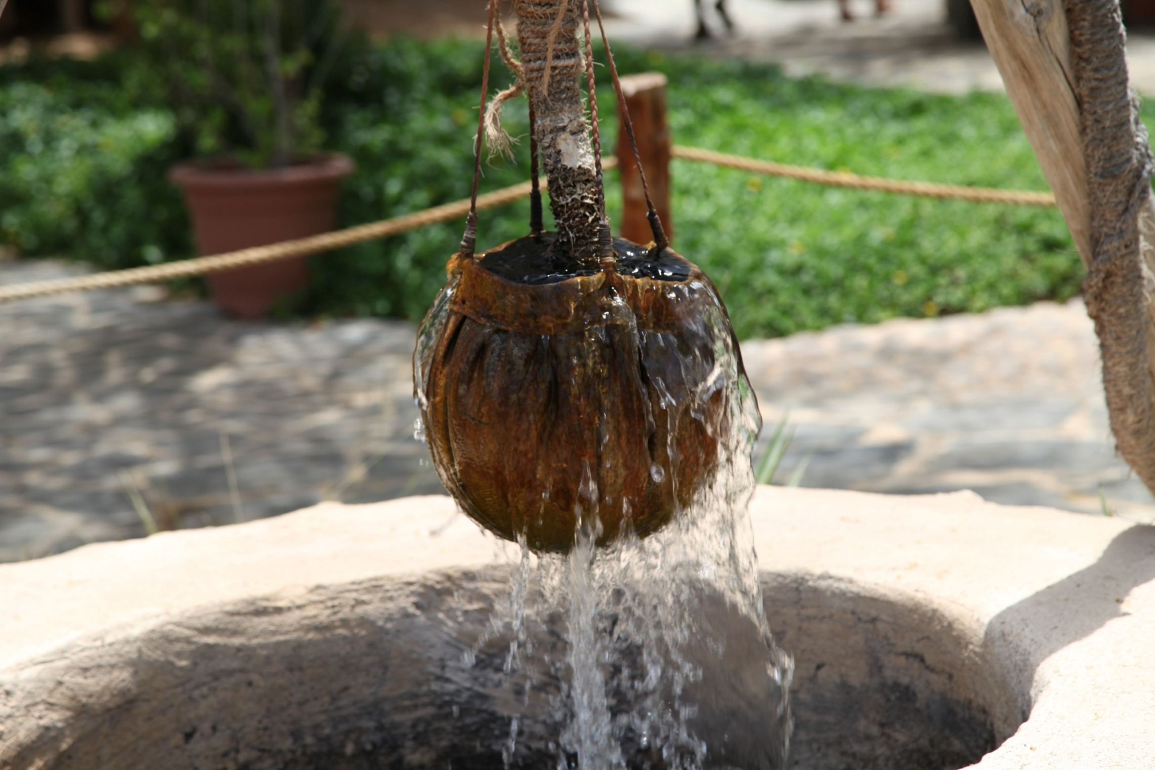 Well watering. Вода из скважины. Вода из колодца. Чистая вода из колодца. Колодец с чистой водой.