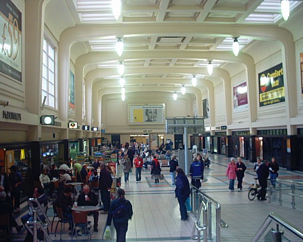 File:Leeds City Station - passenger hall 06-11-04.jpg