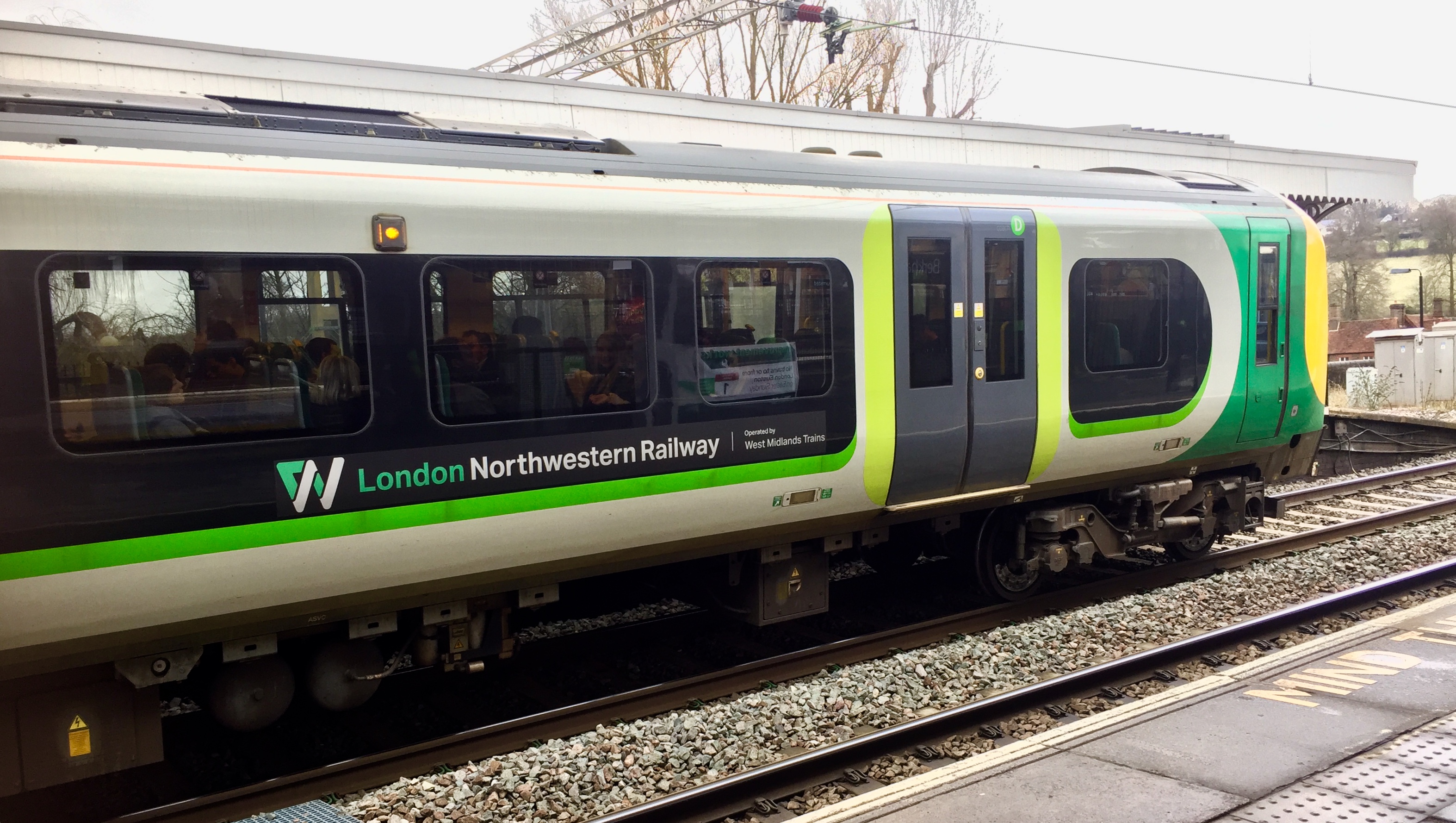 File:London Northwestern Railway branded train 15 19 15 597000.jpeg -  Wikipedia