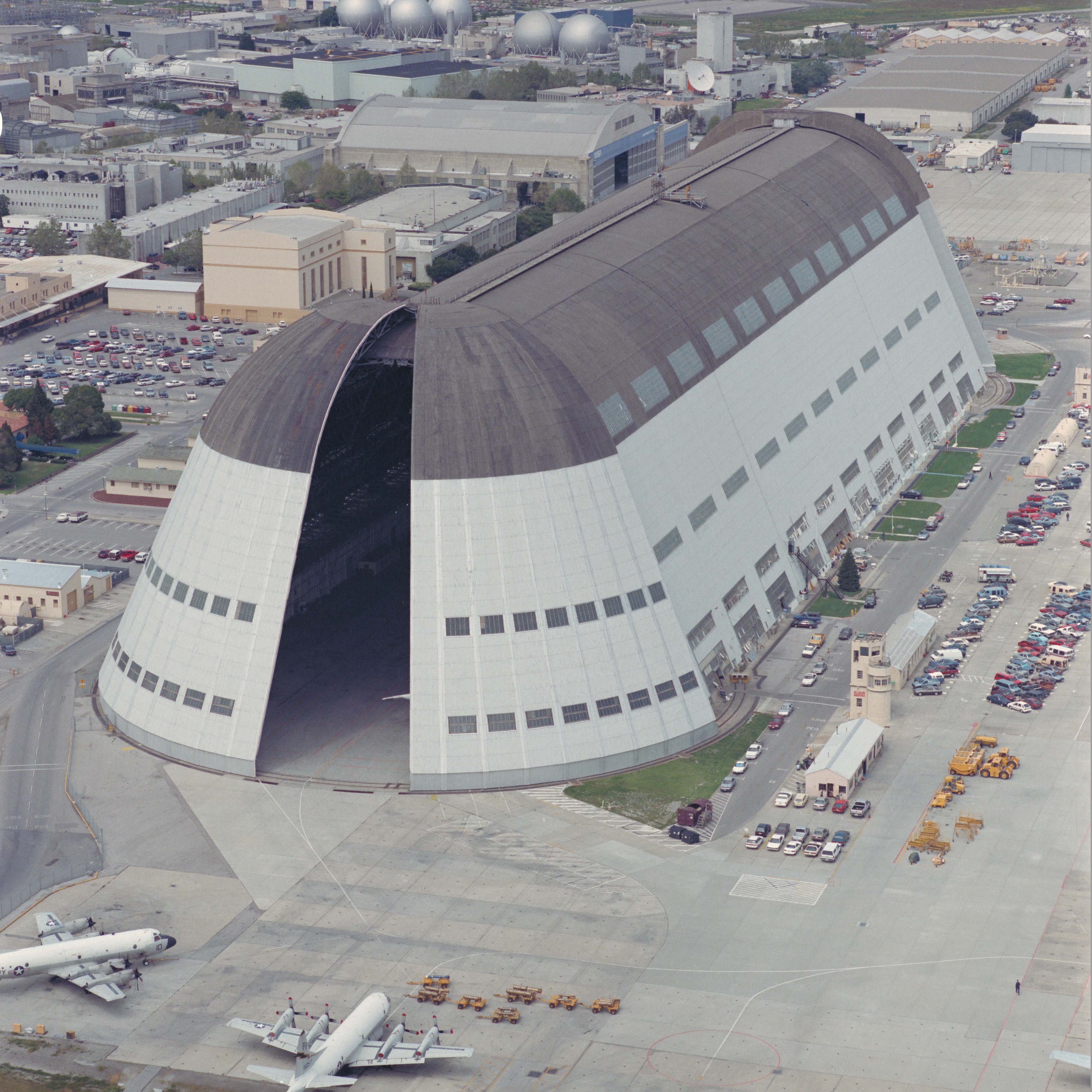 Moffett_Field_Hangar_1,_1992.jpg