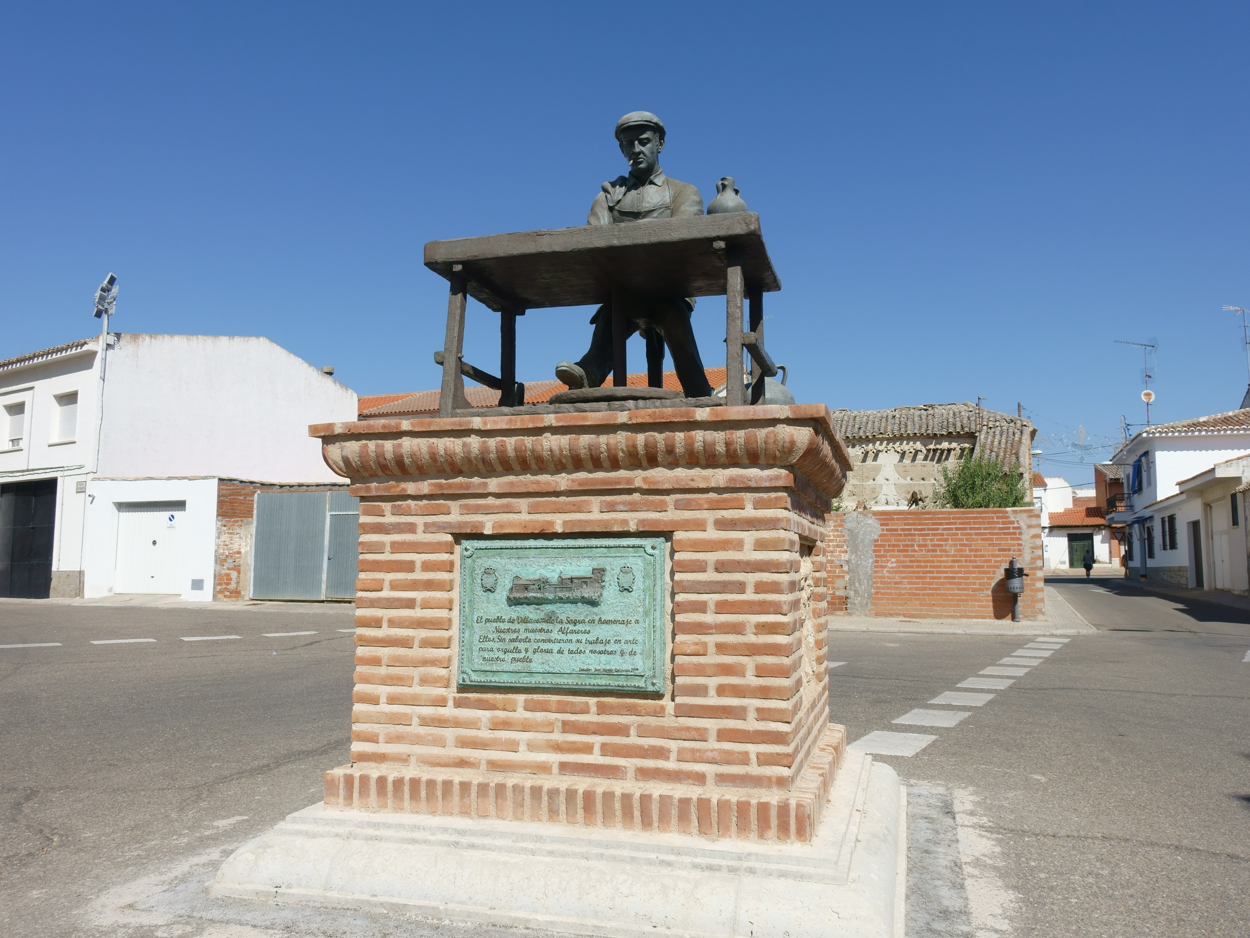 Archivo:Monumento a los maestros alfareros, Villaseca de la Sagra.jpg -  Wikipedia, la enciclopedia libre