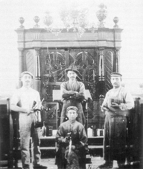 Nastaetten Synagoge -1904 -craftmen in front Holy Ark.jpg