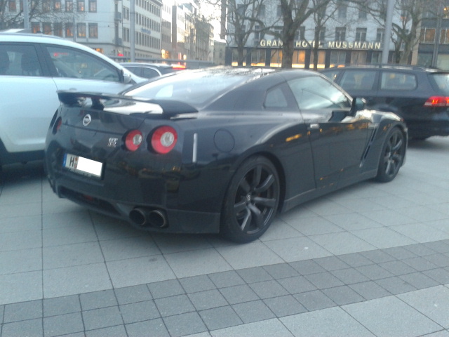 File:Nissan GT-R hinten rechts.jpg