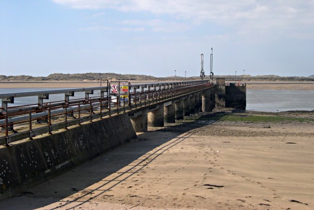 File:Old Jetty on the Taw Estuary - geograph.org.uk - 315647.jpg