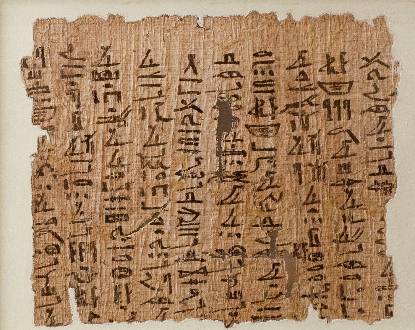 Древние письмена на папирусе