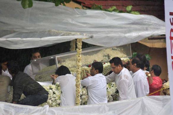 File:Rajesh Khanna's funeral 02.jpg