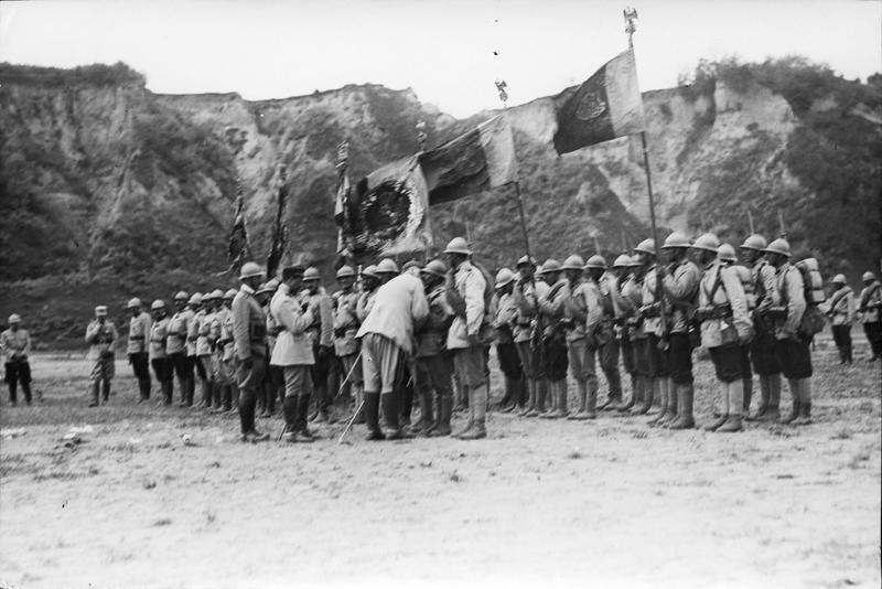 File:Remise de décorations françaises par le général Berthelot sur le front roumain - Médiathèque de l'architecture et du patrimoine - AP62T104519.jpg