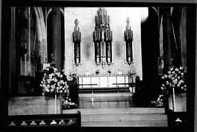 The chancel before its destruction by fire in 1984 St Paul's, Harringay (old altar).gif