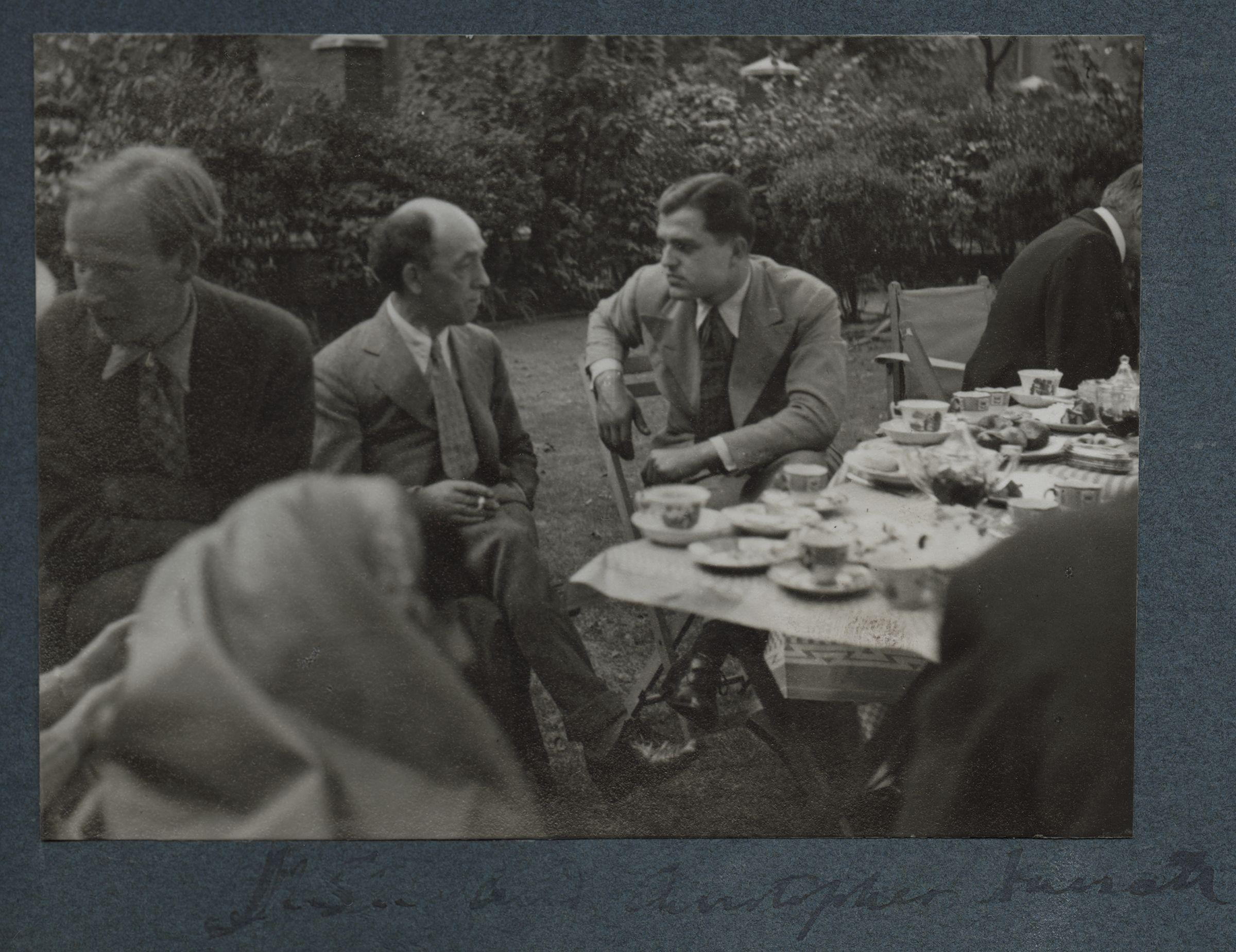 Stephen Potter (izquierda), James Stephens (centro), Christopher Hassall (derecha). Foto de Lady Ottoline Morrell.