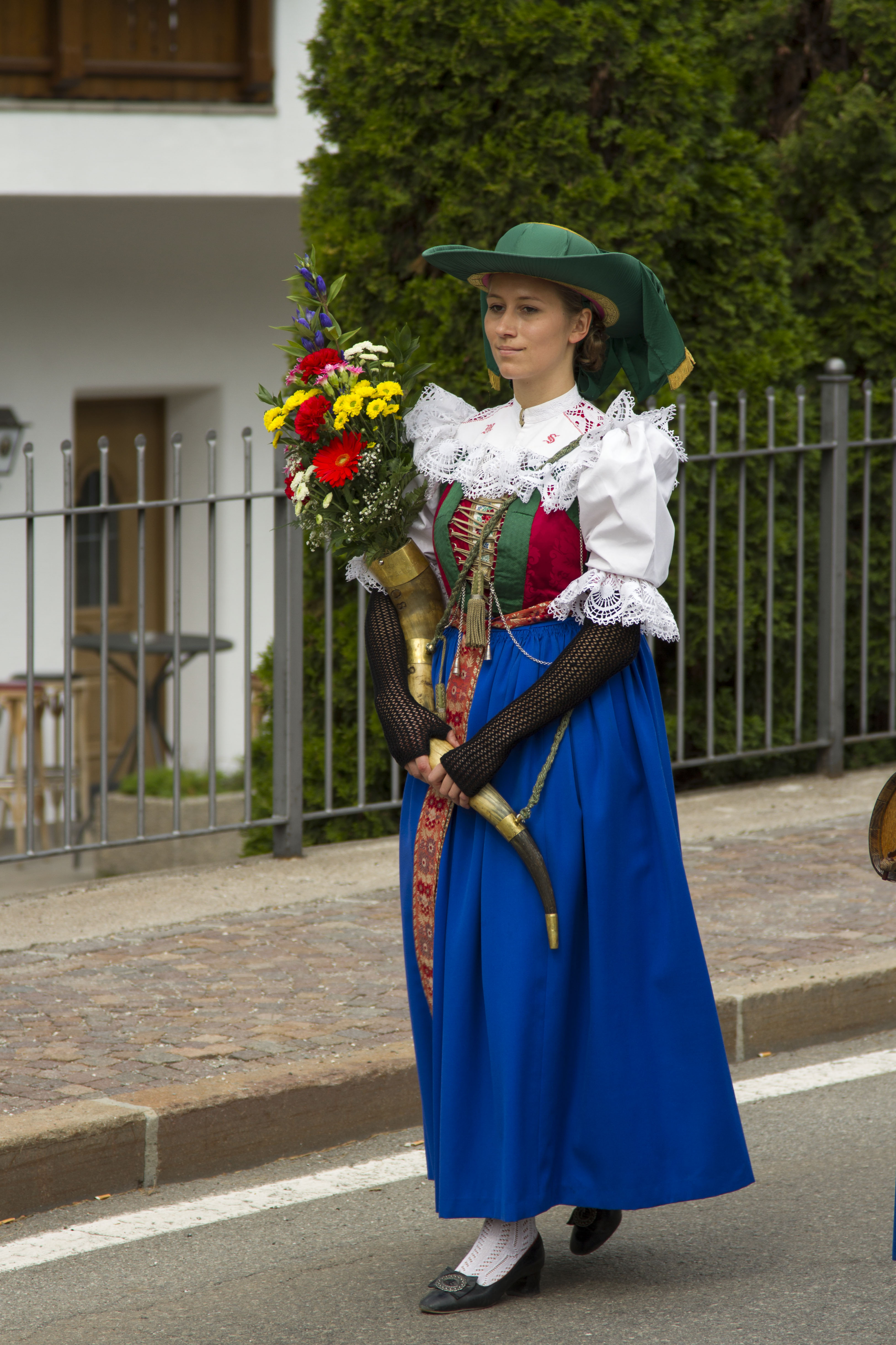 连衣裙Dirndl: 最新的百科全书、新闻、评论和研究