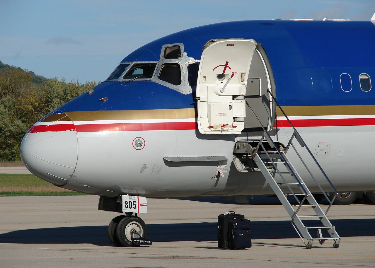 The MD-81 (DC-9-81) (1527135958).jpg