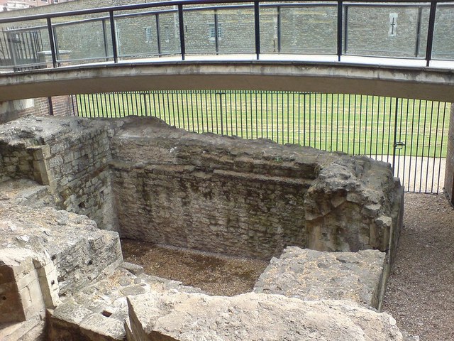 File:The medieval postern gate by the tower of London - geograph.org.uk - 813646.jpg