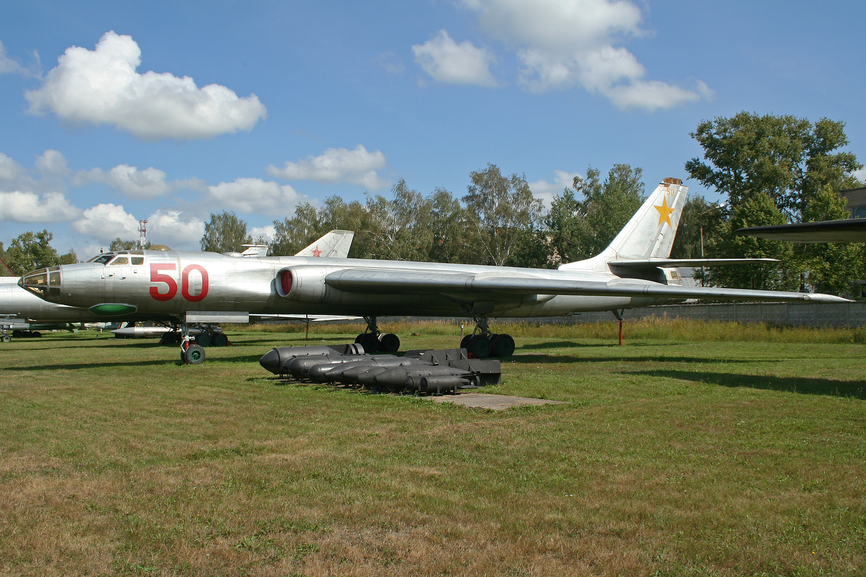 Ту 16. Туполев ту-16. Ту-16 бомбардировщик. Ту 16 Туполева. Бомбоотсек ту-16.