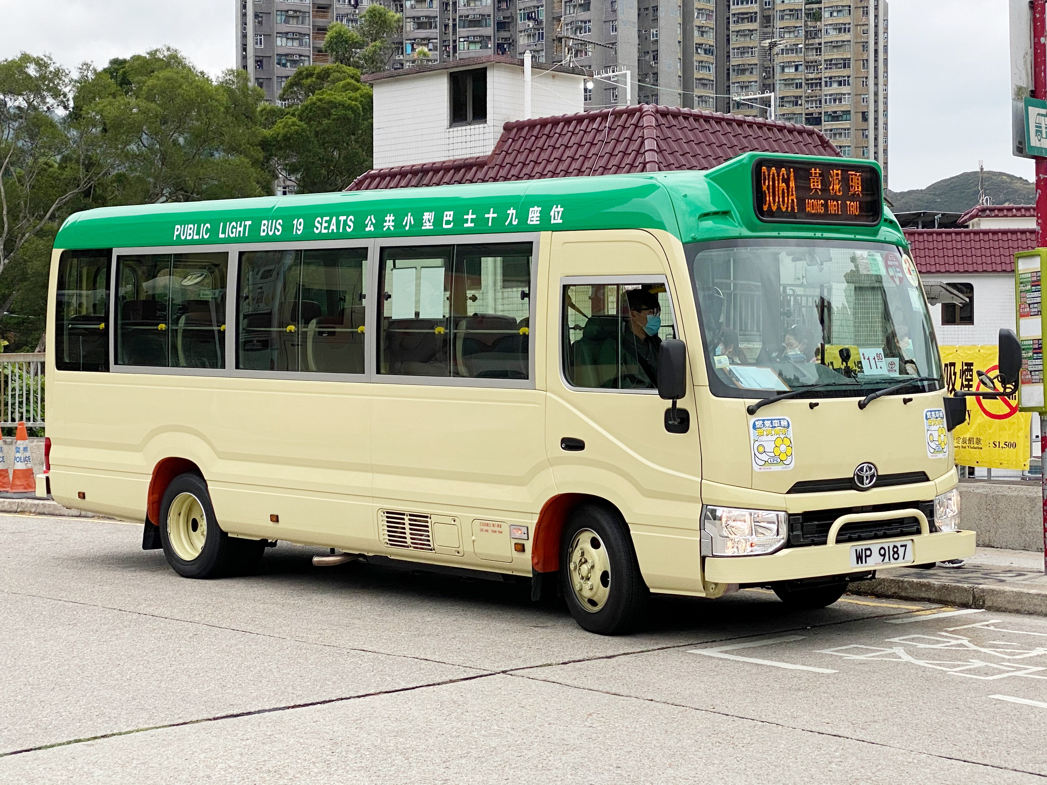 Buses from various cities in the world.: Renault Traffic em mini bus