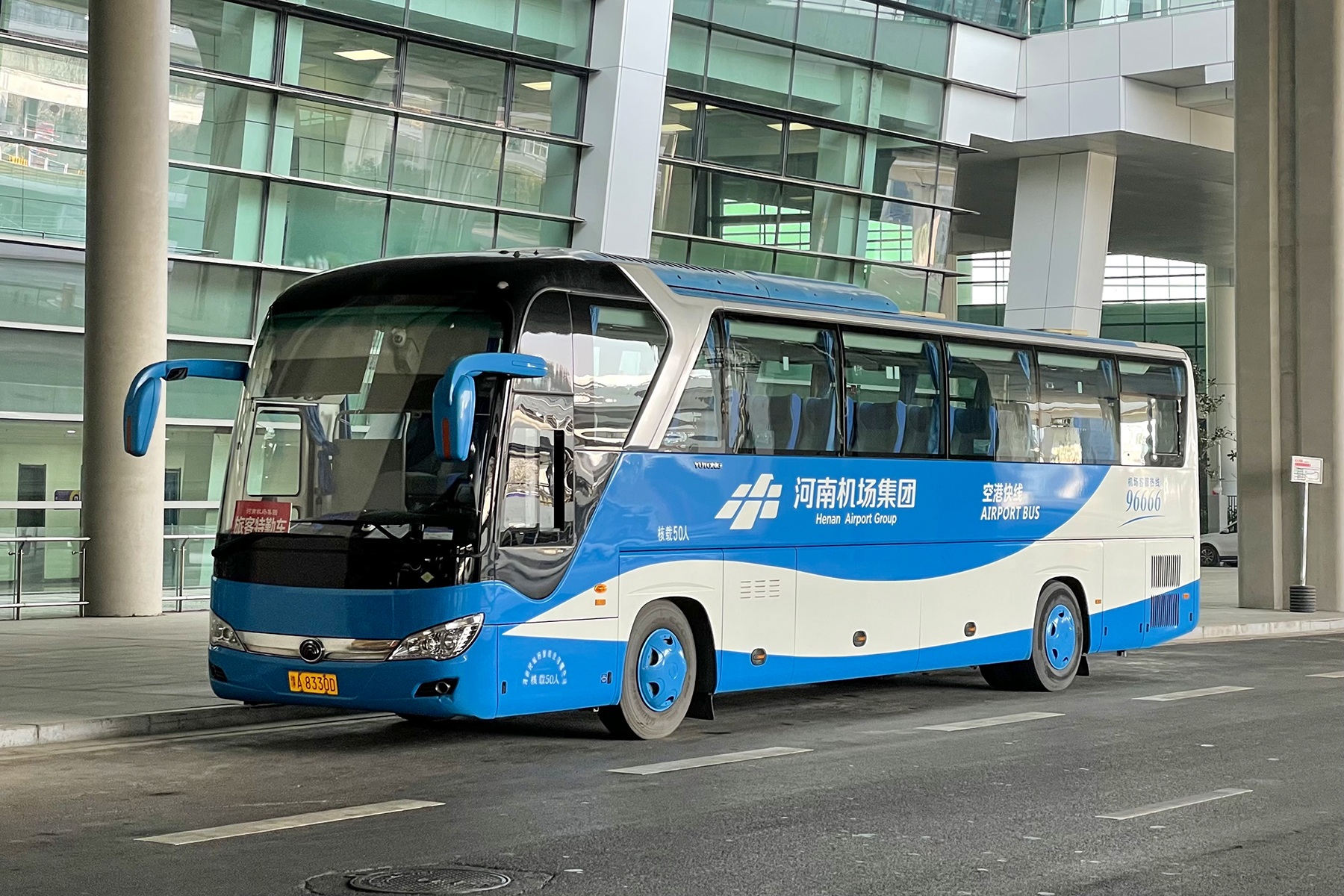 Рейсовые автобусы аэропорт. Электробус Yutong zk6126bevg. Shuttle Bus Airport. Шаттл автобус. Baltic Shuttle автобусы.