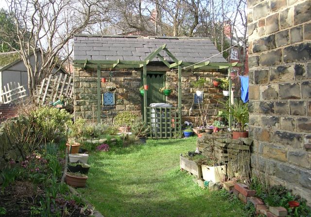 File:A Charming Shed - Leeds Road - geograph.org.uk - 711281.jpg