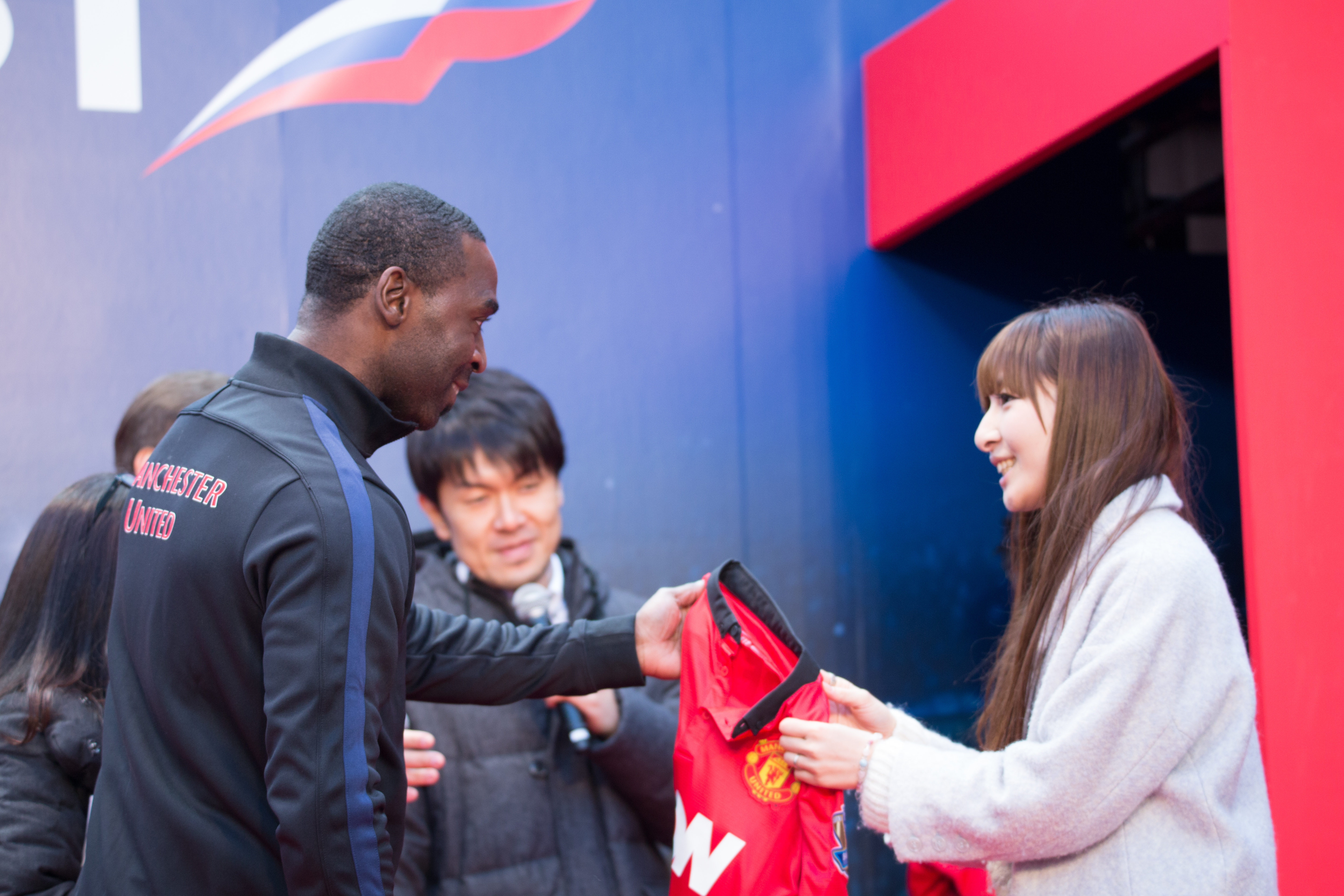 File:Aeroflot Manchester United Trophy Tour in Tokyo (13048608325).jpg - Wikimedia Commons