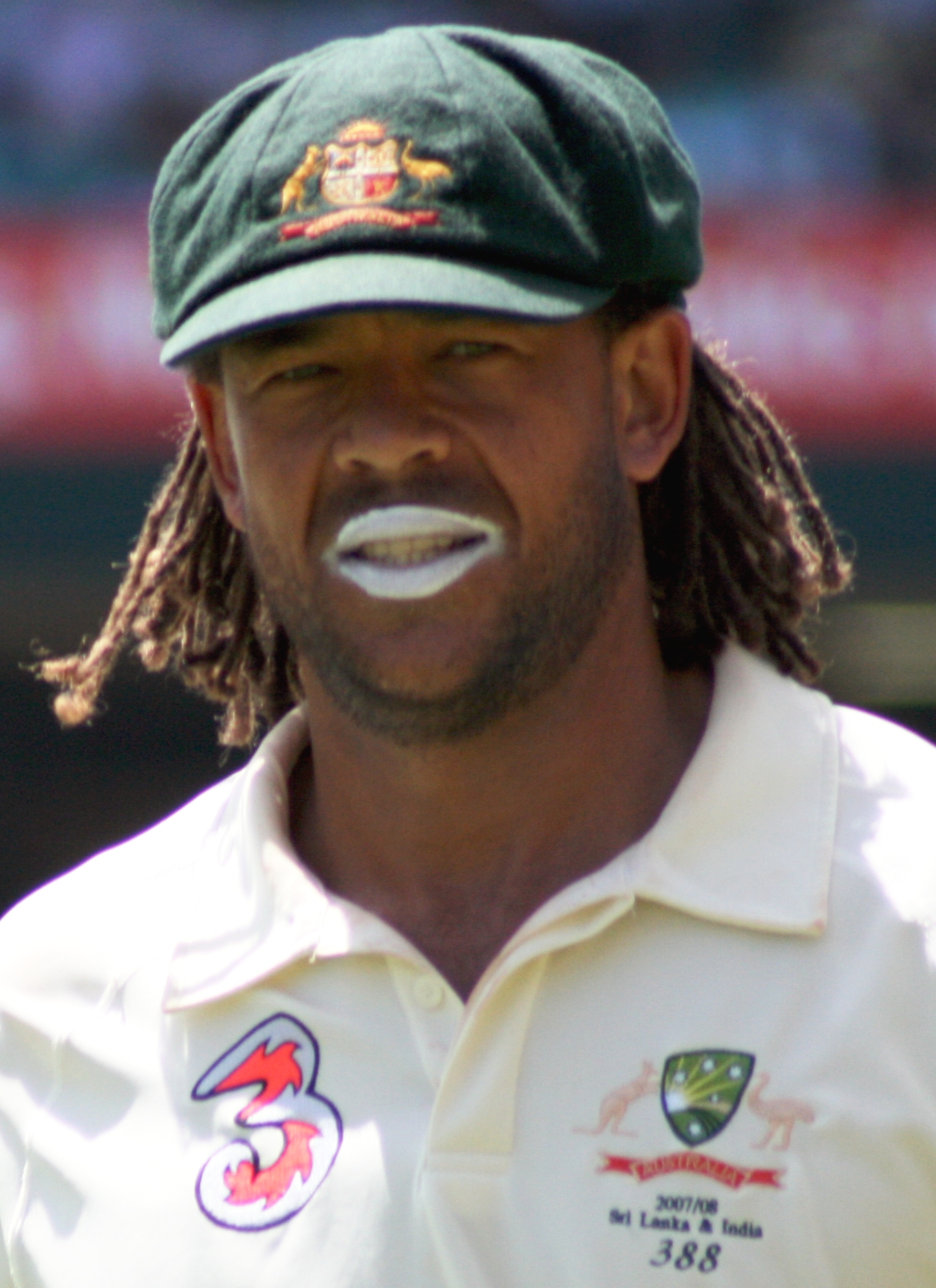 https://upload.wikimedia.org/wikipedia/commons/b/b9/Andrew_symonds_%28cropped%29.jpg