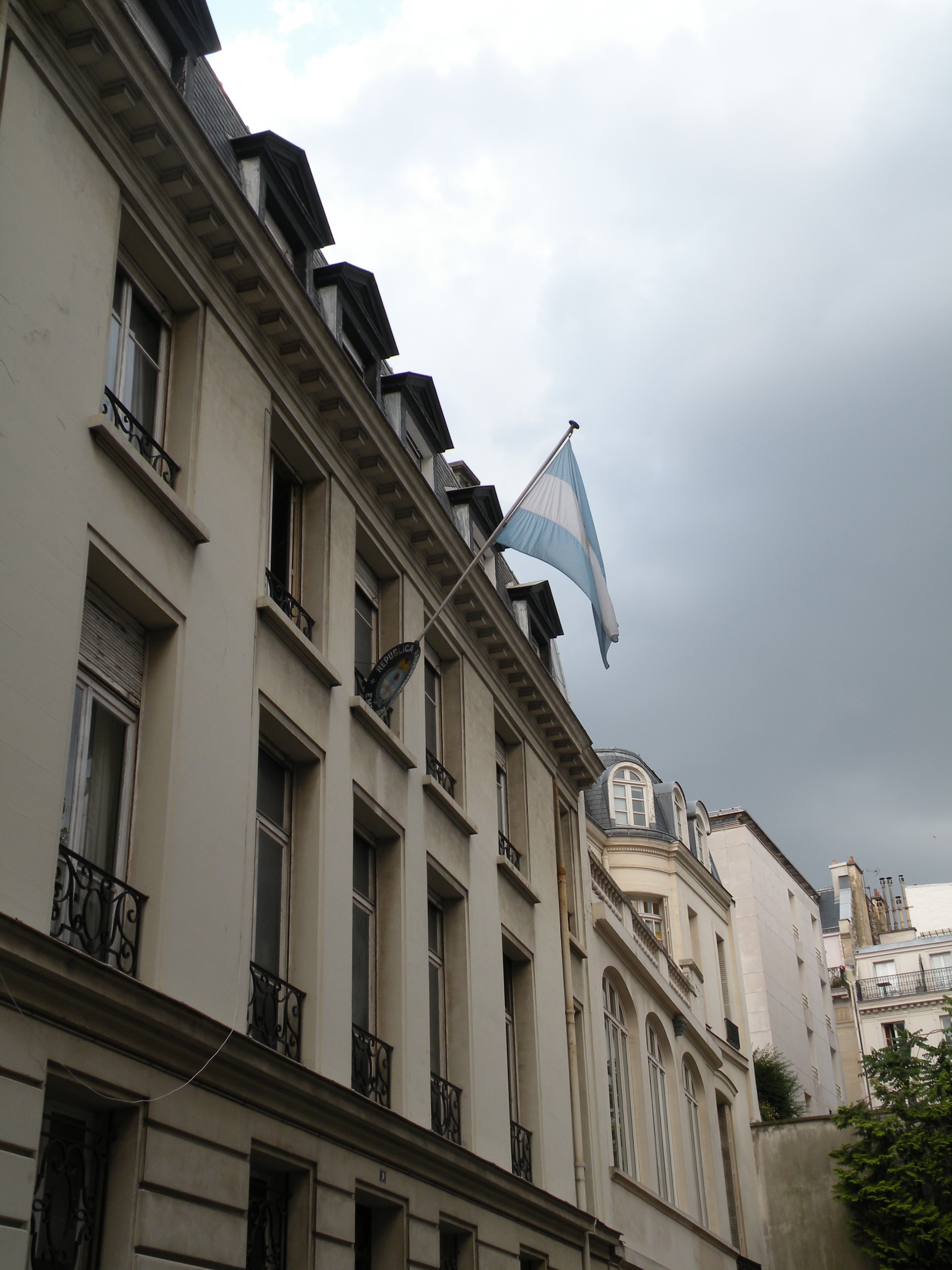 Посол в париже. Посольство Аргентины. Буэнос Айрес посольство Франции. Посольство РФ В Аргентине. Аргентинское посольство во Франции.
