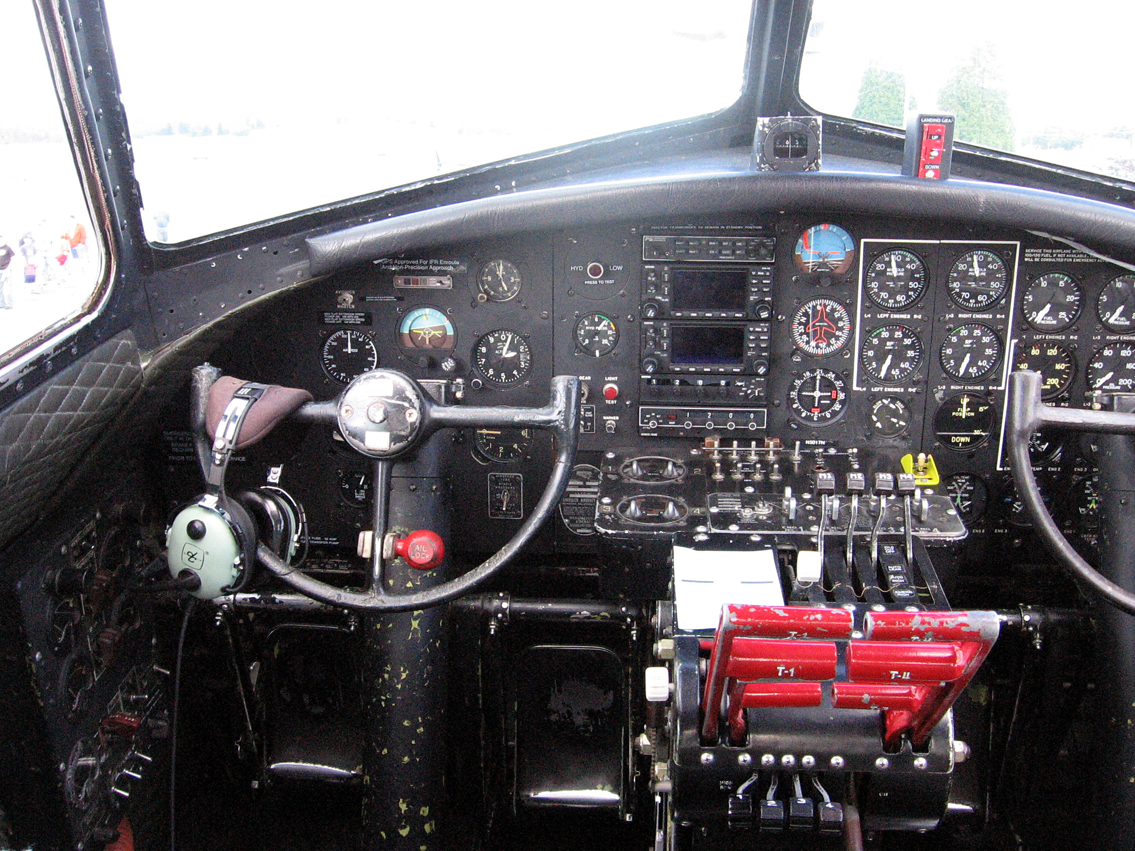 b 17 cockpit