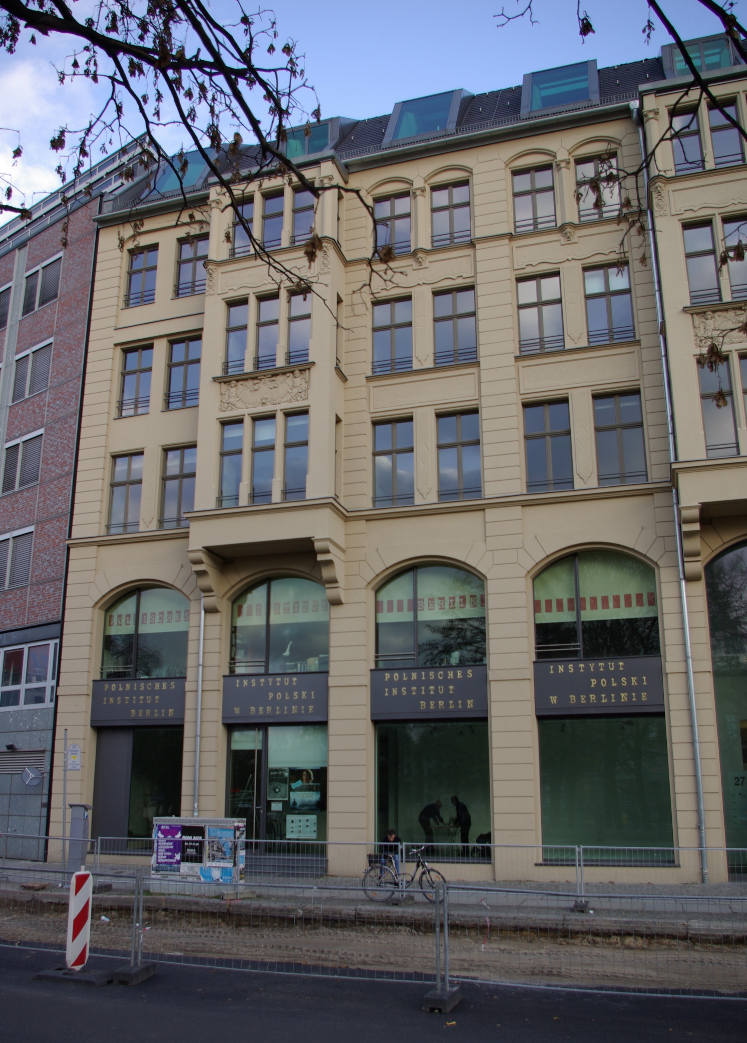 https://upload.wikimedia.org/wikipedia/commons/b/b9/Berlin_Polnisches_Institut_001.JPG