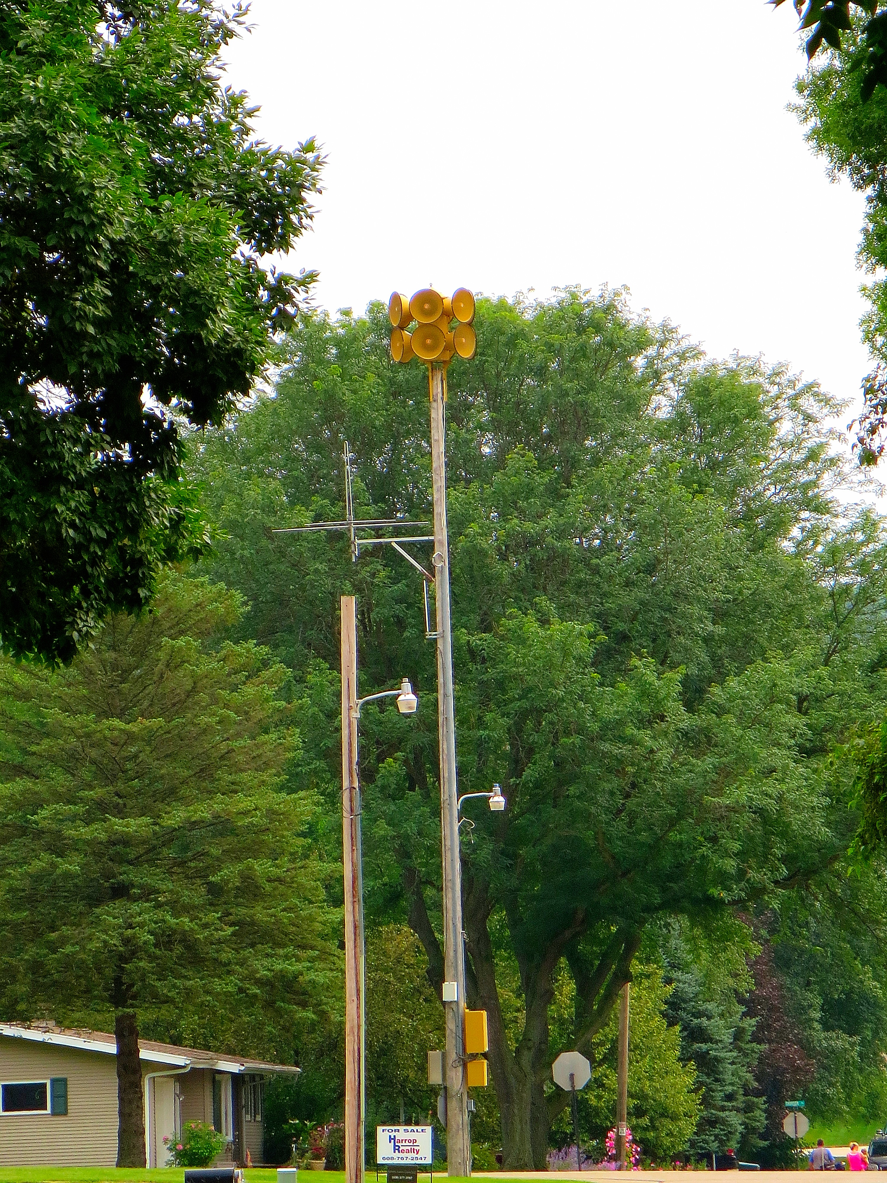 File Black Earth Civil Defense Siren 2 Panoramio Jpg Wikimedia Commons