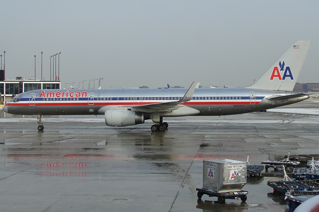 Boeing 757-200 (American Airlines) (2405737131).jpg