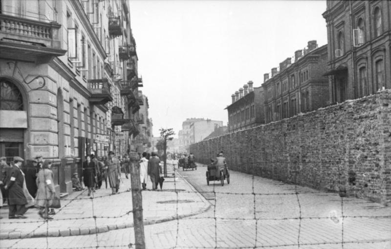 Polen, Warschauer Ghetto.- Mauer, Stacheldrahtzaun, Passanten auf Gehweg; PK 697