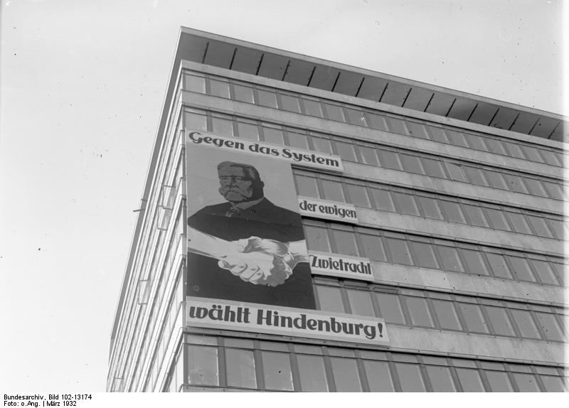 Bundesarchiv Bild 102-13174, Berlin, Wahlplakat am Columbiahaus.jpg