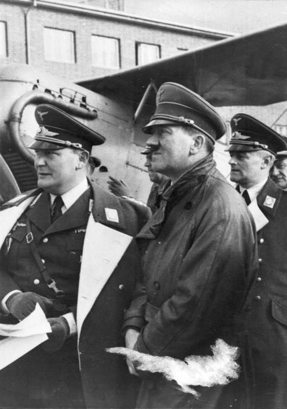 Soubor:Bundesarchiv Bild 141-1917, Hermann Göring, Adolf Hitler, Walther  Wever.jpg – Wikipedie