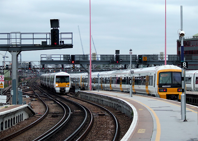 File:Commuter trains at London Bridge Station - geograph.org.uk - 986504.jpg