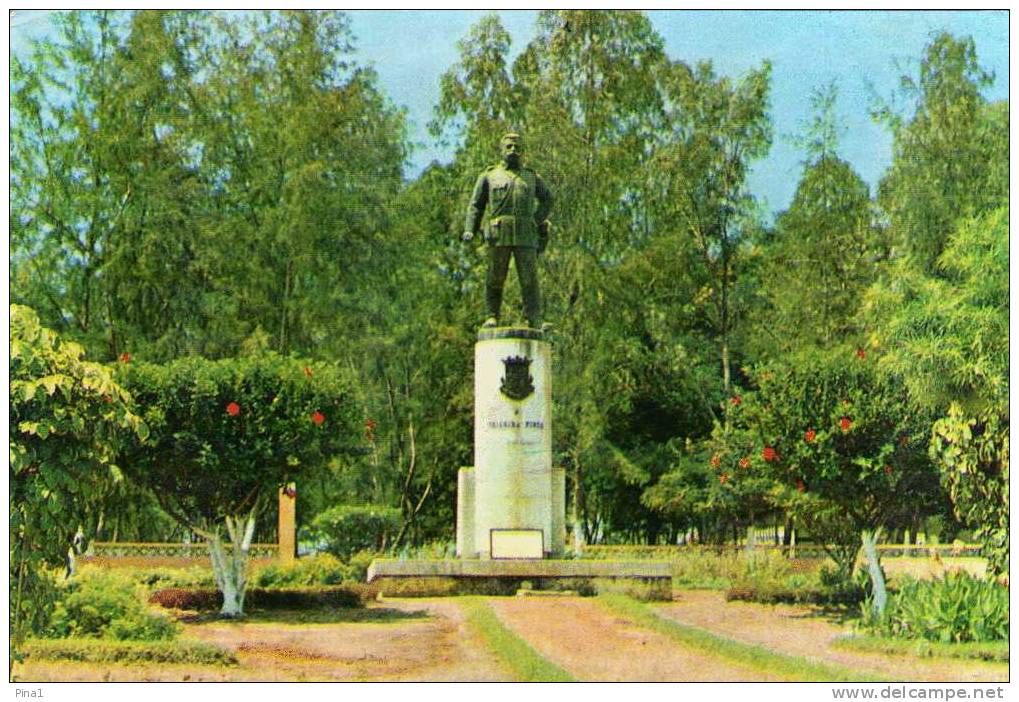 Estátua de Teixeira Pinto em Bissau, erigida em 1955 e derrubada em 1974.