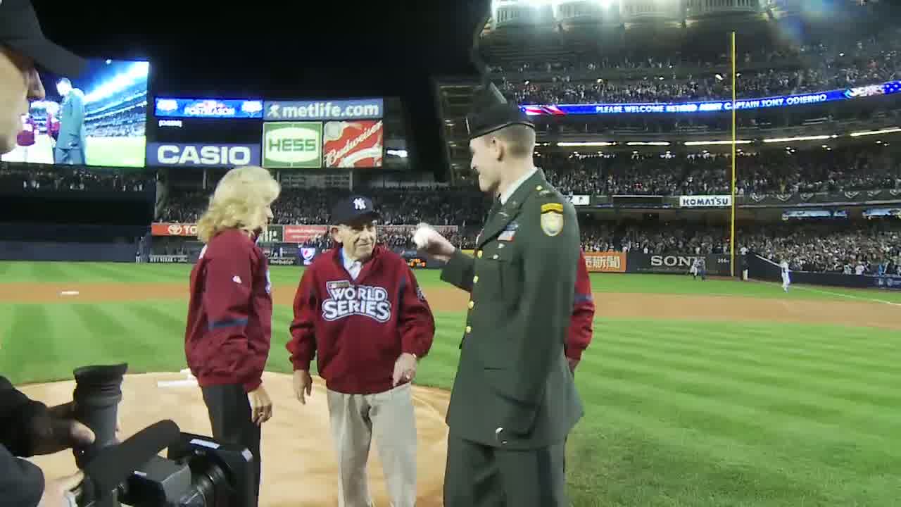 File:First pitch at 2009 World Series Game 1 3.jpg - Wikimedia Commons