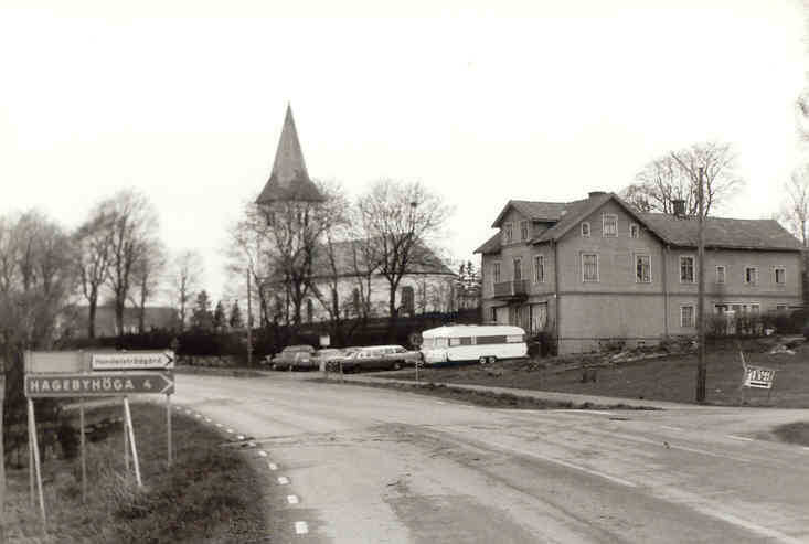 File:Fivelstads kyrka, våren 1992..jpg